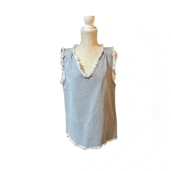Umgee Denim Light Wash Sleeveless Cut Off V Neck Women’s Blouse size Small - Picture 1 of 11